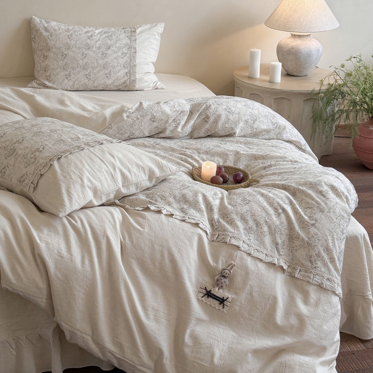 91家纺网 家纺一手货源 找家纺 艾唯希家纺 2026新款A类棉麻小碎花工艺四件套亚麻（控价品）-可可兔系列 可可兔-千幻梦