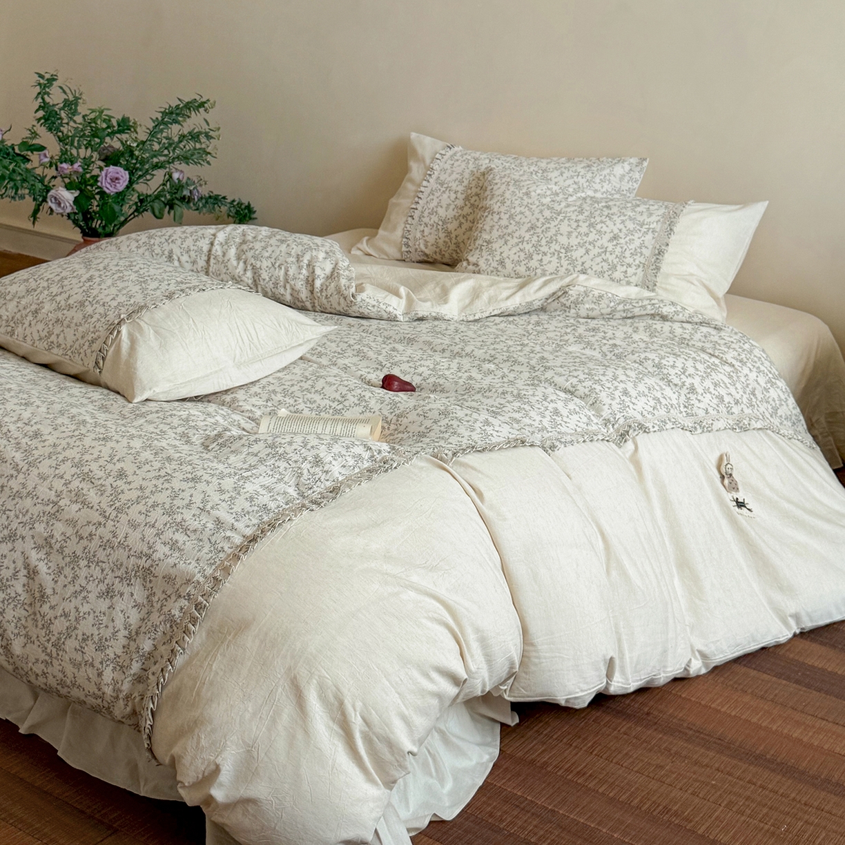 91家纺网 家纺一手货源 找家纺 艾唯希家纺 2026新款A类棉麻小碎花工艺四件套亚麻（控价品）-可可兔系列 可可兔-黑线花