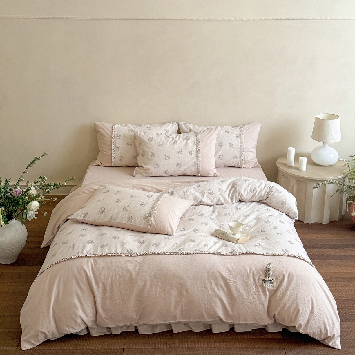 91家纺网 家纺一手货源 找家纺 艾唯希家纺 2026新款A类棉麻小碎花工艺四件套亚麻（控价品）-可可兔系列 可可兔-兔兔点