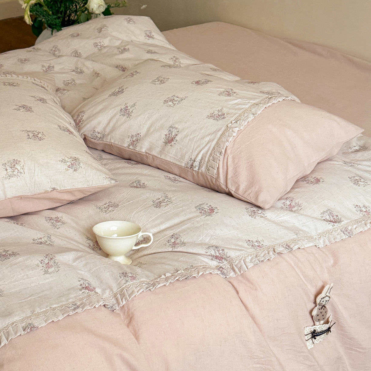 91家纺网 家纺一手货源 找家纺 艾唯希家纺 2026新款A类棉麻小碎花工艺四件套亚麻（控价品）-可可兔系列 可可兔-兔兔点