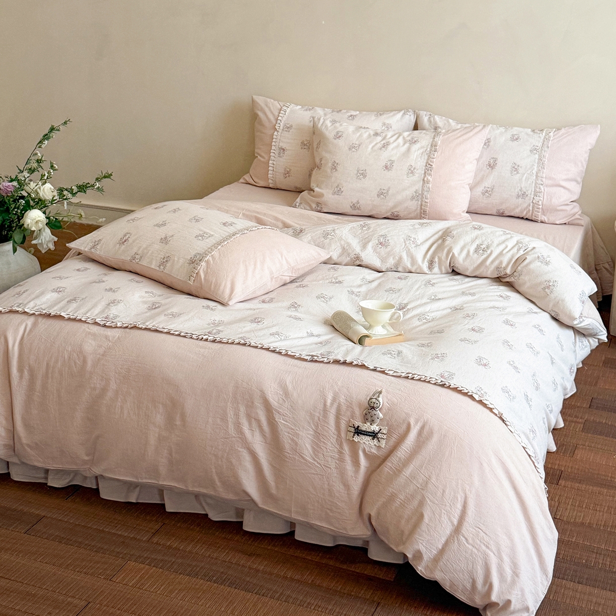 91家纺网 家纺一手货源 找家纺 艾唯希家纺 2026新款A类棉麻小碎花工艺四件套亚麻（控价品）-可可兔系列 可可兔-兔兔点