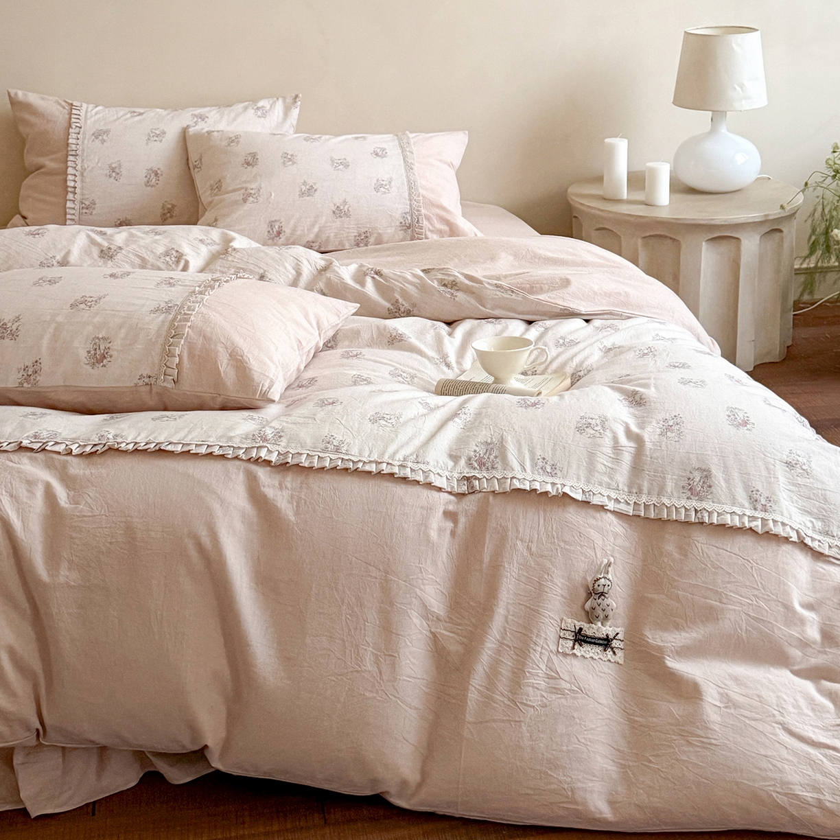 91家纺网 家纺一手货源 找家纺 艾唯希家纺 2026新款A类棉麻小碎花工艺四件套亚麻（控价品）-可可兔系列 可可兔-兔兔点