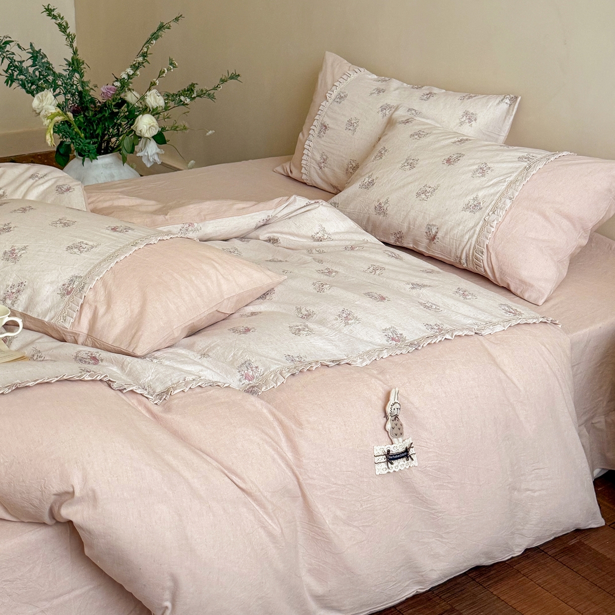 91家纺网 家纺一手货源 找家纺 艾唯希家纺 2026新款A类棉麻小碎花工艺四件套亚麻（控价品）-可可兔系列 可可兔-兔兔点