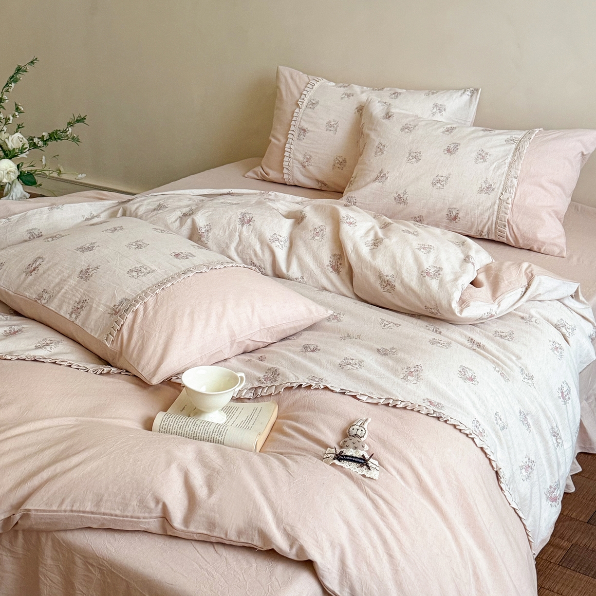 91家纺网 家纺一手货源 找家纺 艾唯希家纺 2026新款A类棉麻小碎花工艺四件套亚麻（控价品）-可可兔系列 可可兔-兔兔点