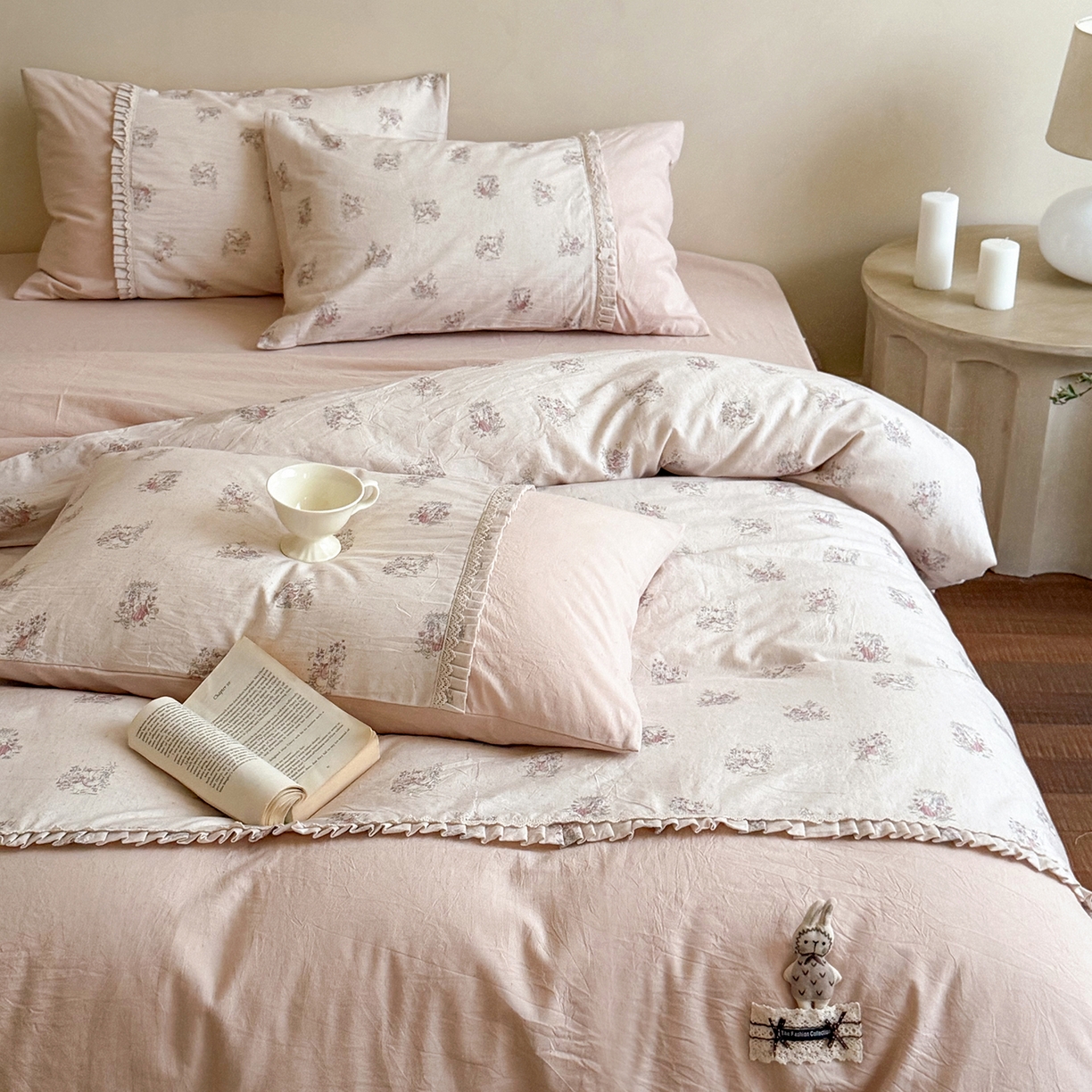 91家纺网 家纺一手货源 找家纺 艾唯希家纺 2026新款A类棉麻小碎花工艺四件套亚麻（控价品）-可可兔系列 可可兔-兔兔点