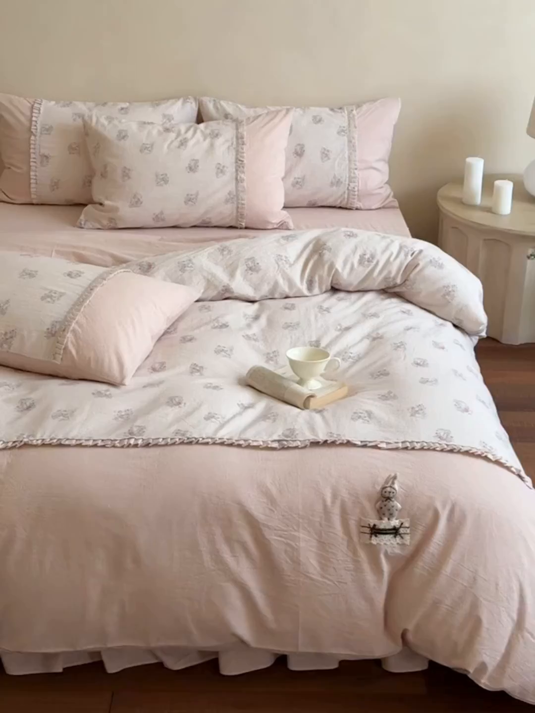 91家纺网 家纺一手货源 找家纺 艾唯希家纺 2026新款A类棉麻小碎花工艺四件套亚麻（控价品）-可可兔系列 可可兔-兔兔点