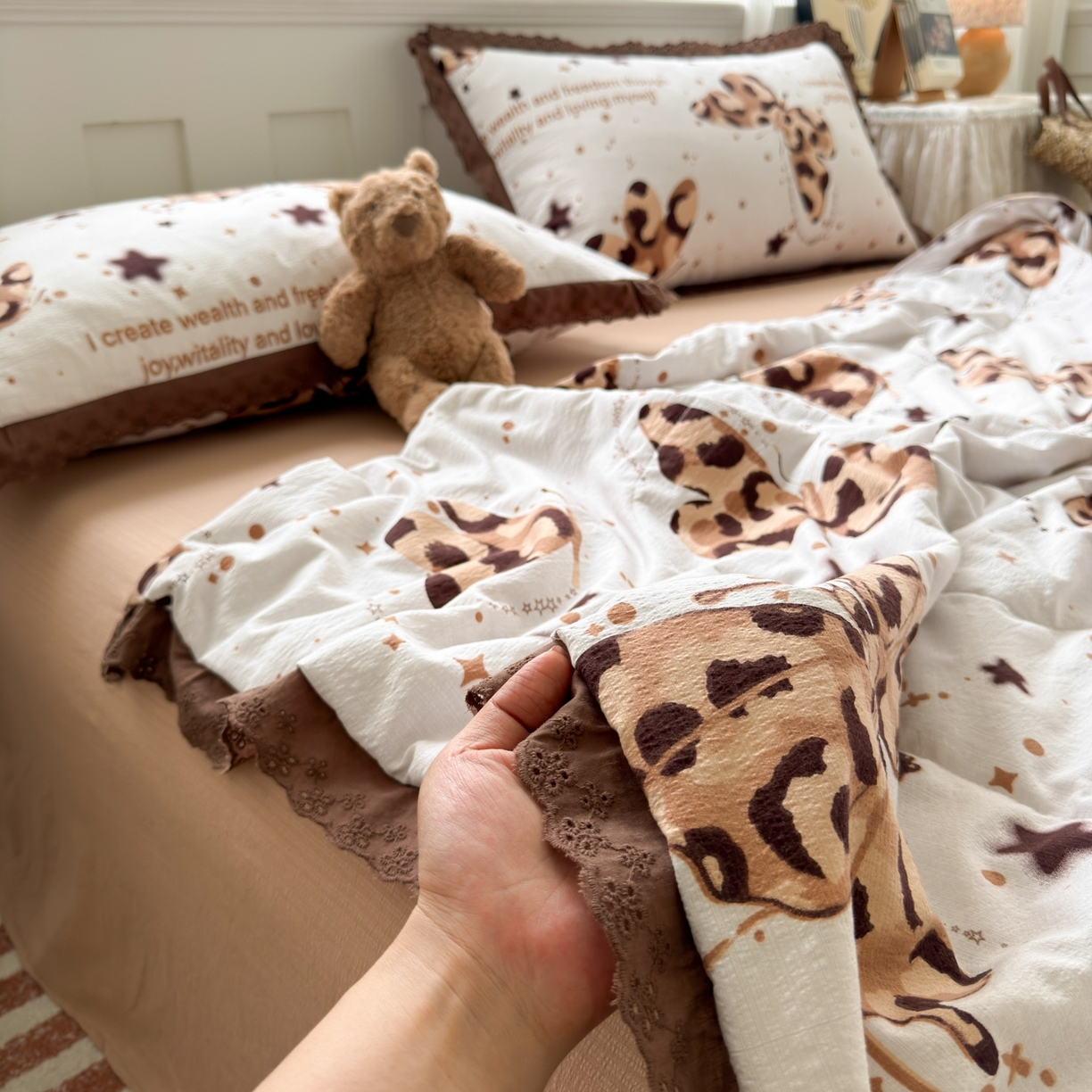 91家纺网 家纺一手货源 找家纺 花伞家居 2026新款全棉花边皱皱双层纱夏被夏凉被空调被四件套 夏被-豹纹蝴蝶