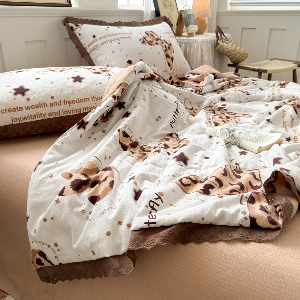 91家纺网 家纺一手货源 找家纺 花伞家居 2026新款全棉花边皱皱双层纱夏被夏凉被空调被四件套 夏被-豹纹蝴蝶