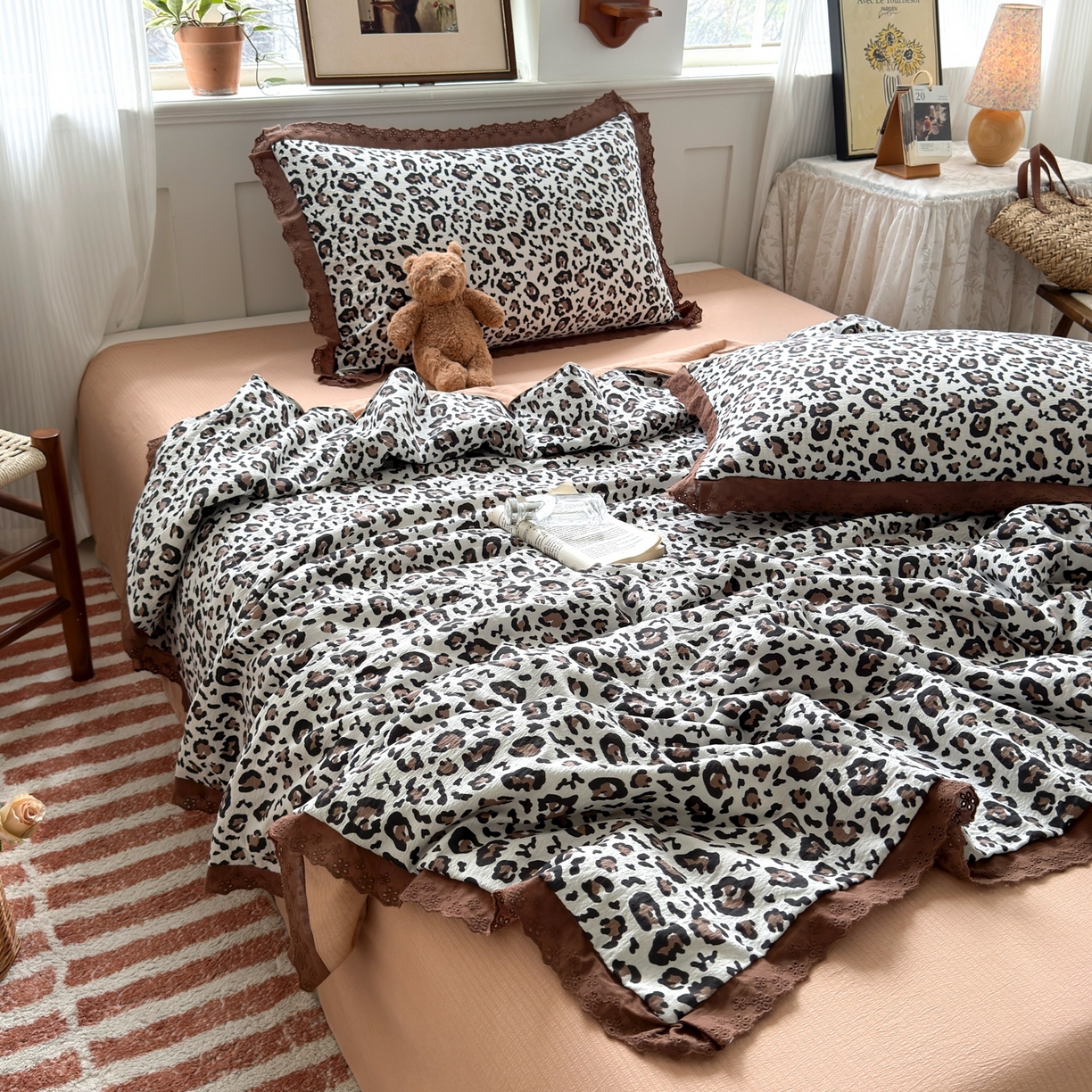 91家纺网 家纺一手货源 找家纺 花伞家居 2026新款全棉花边皱皱双层纱夏被夏凉被空调被四件套 夏被-卡其豹纹