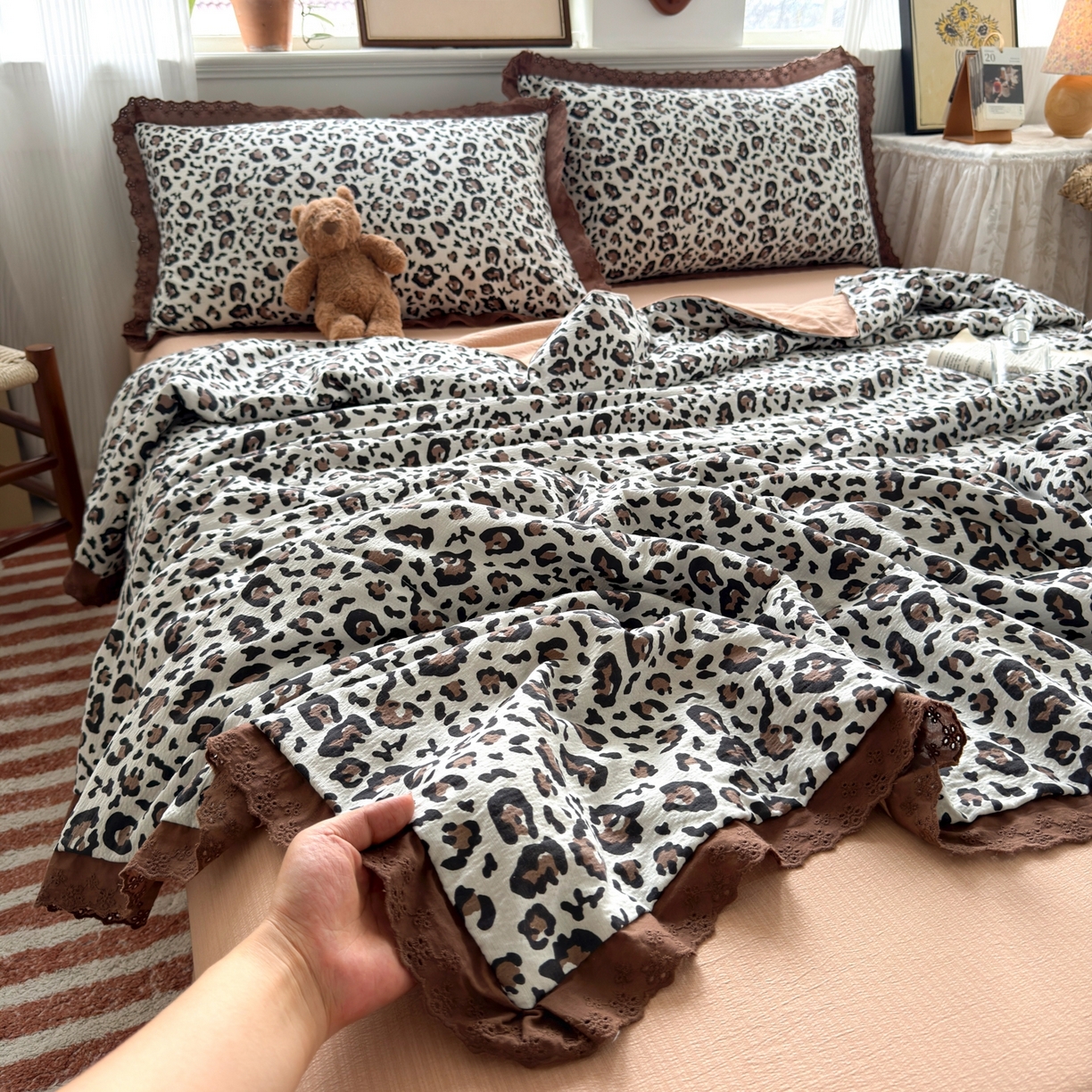 91家纺网 家纺一手货源 找家纺 花伞家居 2026新款全棉花边皱皱双层纱夏被夏凉被空调被四件套 夏被-卡其豹纹