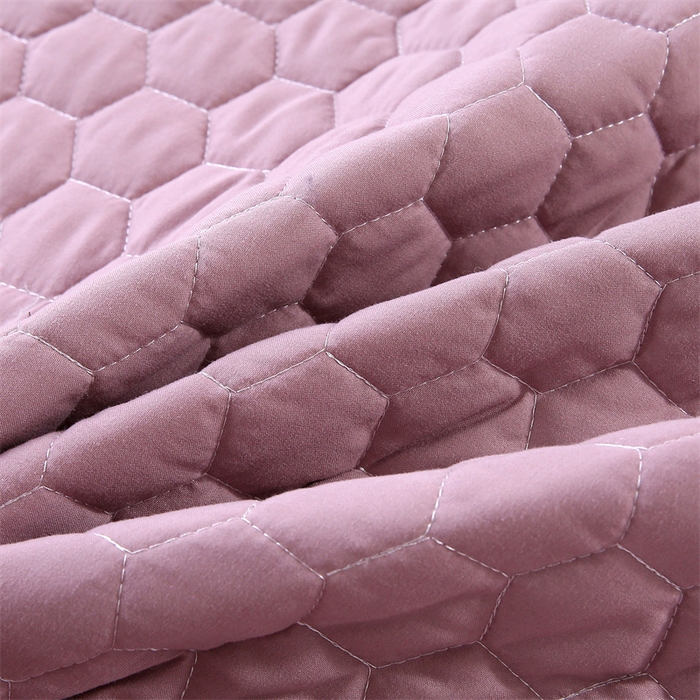 91家纺网 家纺一手货源 找家纺 乐逸家纺 2026新款四季亲肤夹棉绗缝款床罩 源头工厂床罩专供 专用床罩可定制 亲肤夹棉床罩浅豆沙