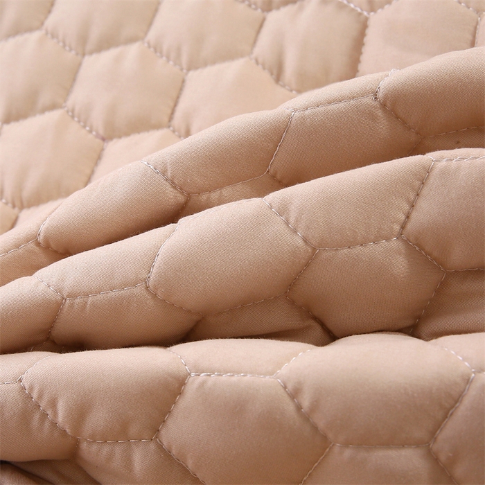 91家纺网 家纺一手货源 找家纺 乐逸家纺 2026新款四季亲肤夹棉绗缝款床罩 源头工厂床罩专供 专用床罩可定制 亲肤夹棉床罩驼色