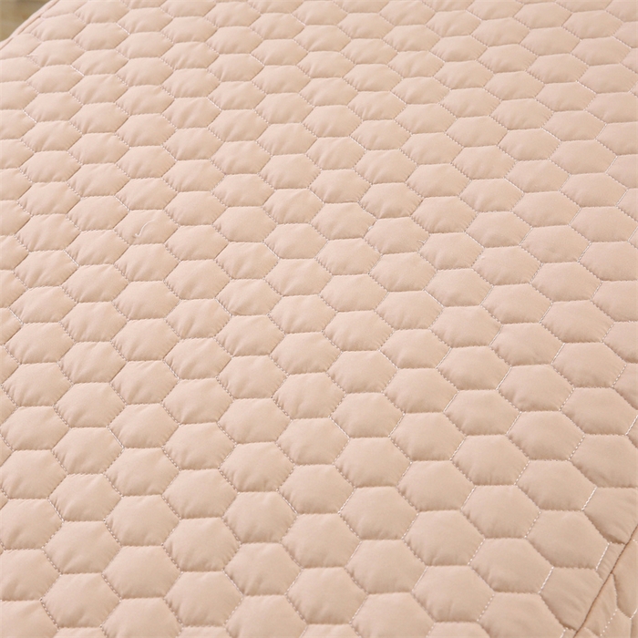 91家纺网 家纺一手货源 找家纺 乐逸家纺 2026新款四季亲肤夹棉绗缝款床罩 源头工厂床罩专供 专用床罩可定制 亲肤夹棉床罩驼色