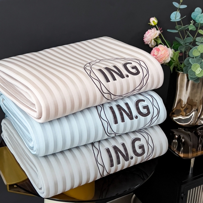 91家纺网 家纺一手货源 找家纺 （总）印季家纺 2026新款刺绣冰感条纹全锦凉席席子三件套