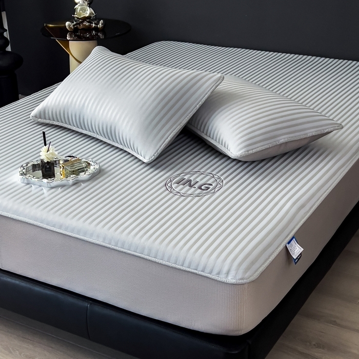 91家纺网 家纺一手货源 找家纺 （总）印季家纺 2026新款刺绣冰感条纹全锦凉席席子三件套