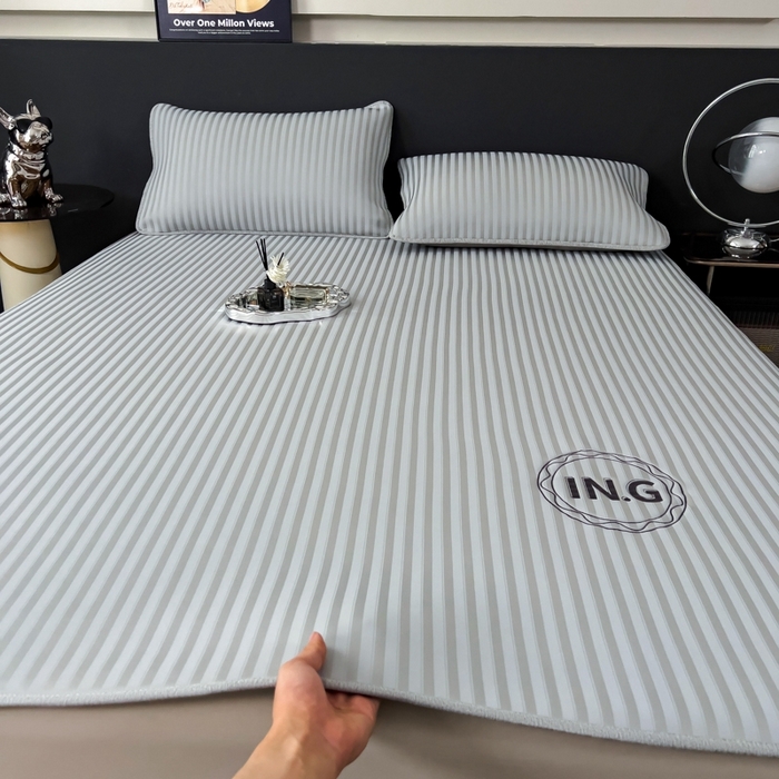 91家纺网 家纺一手货源 找家纺 （总）印季家纺 2026新款刺绣冰感条纹全锦凉席席子三件套