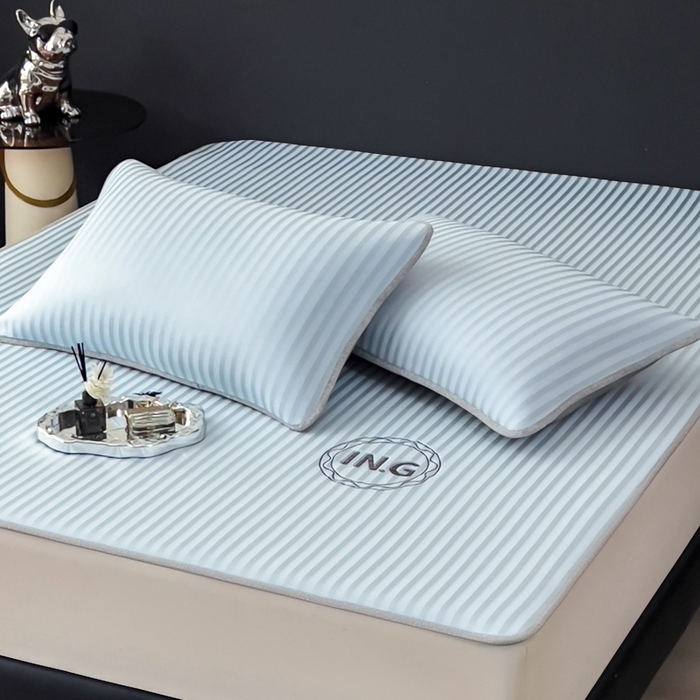 91家纺网 家纺一手货源 找家纺 印季家纺 2026新款刺绣冰感条纹全锦凉席席子三件套 冰川蓝-平铺款