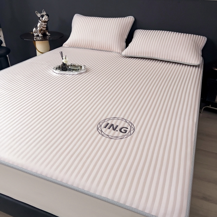 91家纺网 家纺一手货源 找家纺 印季家纺 2026新款刺绣冰感条纹全锦凉席席子三件套 冰莓粉-平铺款