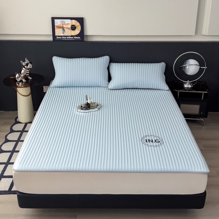 91家纺网 家纺一手货源 找家纺 印季家纺 2026新款刺绣冰感条纹全锦凉席席子三件套 冰川蓝-平铺款