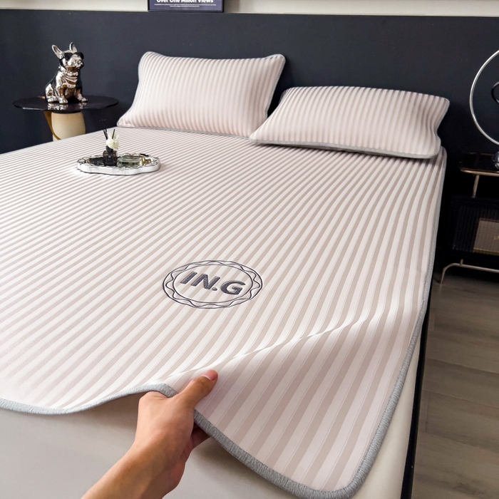 91家纺网 家纺一手货源 找家纺 印季家纺 2026新款刺绣冰感条纹全锦凉席席子三件套 冰莓粉-平铺款