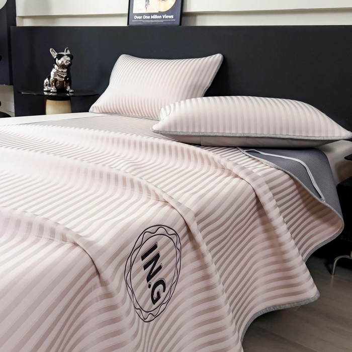 91家纺网 家纺一手货源 找家纺 印季家纺 2026新款刺绣冰感条纹全锦凉席席子三件套 冰莓粉-平铺款