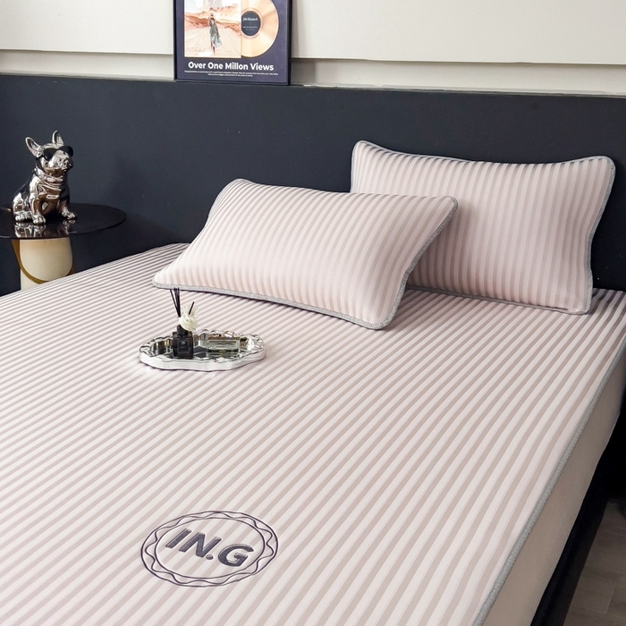 91家纺网 家纺一手货源 找家纺 印季家纺 2026新款刺绣冰感条纹全锦凉席席子三件套 冰莓粉-平铺款