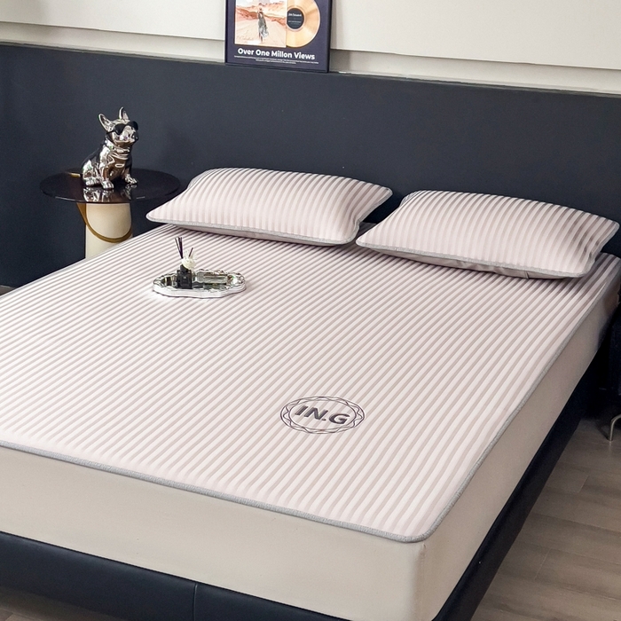 91家纺网 家纺一手货源 找家纺 印季家纺 2026新款刺绣冰感条纹全锦凉席席子三件套 冰莓粉-平铺款