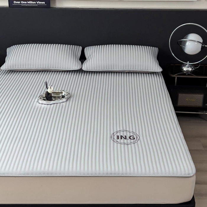 91家纺网 家纺一手货源 找家纺 印季家纺 2026新款刺绣冰感条纹全锦凉席席子三件套 冰烟灰-平铺款