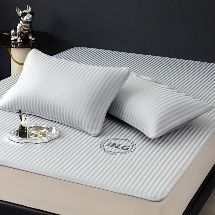 91家纺网 家纺一手货源 找家纺 印季家纺 2026新款刺绣冰感条纹全锦凉席席子三件套 冰烟灰-平铺款