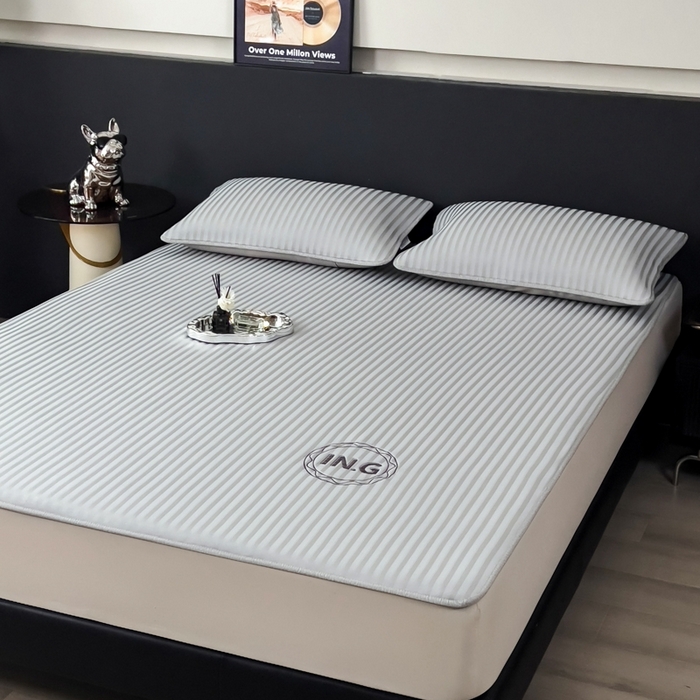 91家纺网 家纺一手货源 找家纺 印季家纺 2026新款刺绣冰感条纹全锦凉席席子三件套 冰烟灰-平铺款