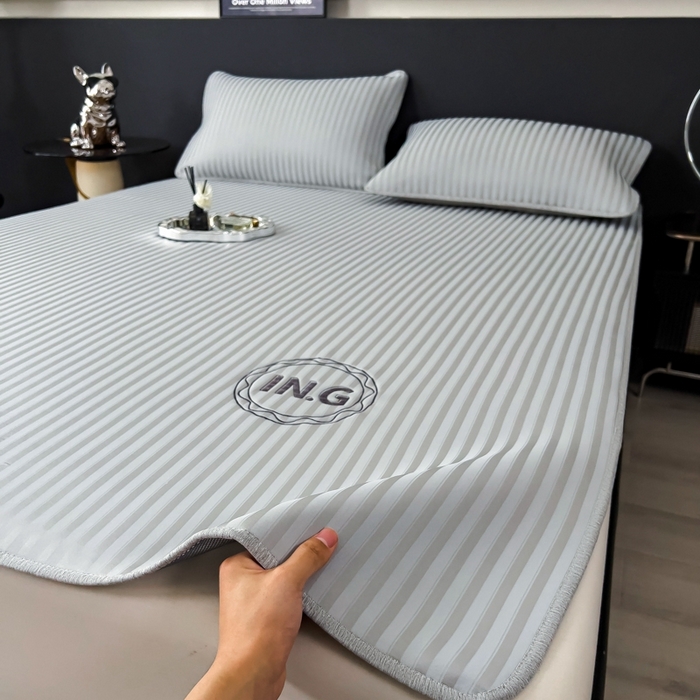 91家纺网 家纺一手货源 找家纺 印季家纺 2026新款刺绣冰感条纹全锦凉席席子三件套 冰烟灰-平铺款