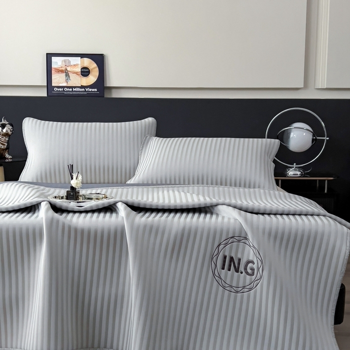 91家纺网 家纺一手货源 找家纺 印季家纺 2026新款刺绣冰感条纹全锦凉席席子三件套 冰烟灰-平铺款