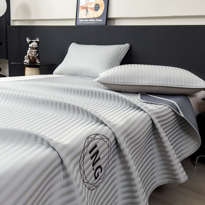 91家纺网 家纺一手货源 找家纺 印季家纺 2026新款刺绣冰感条纹全锦凉席席子三件套 冰烟灰-平铺款