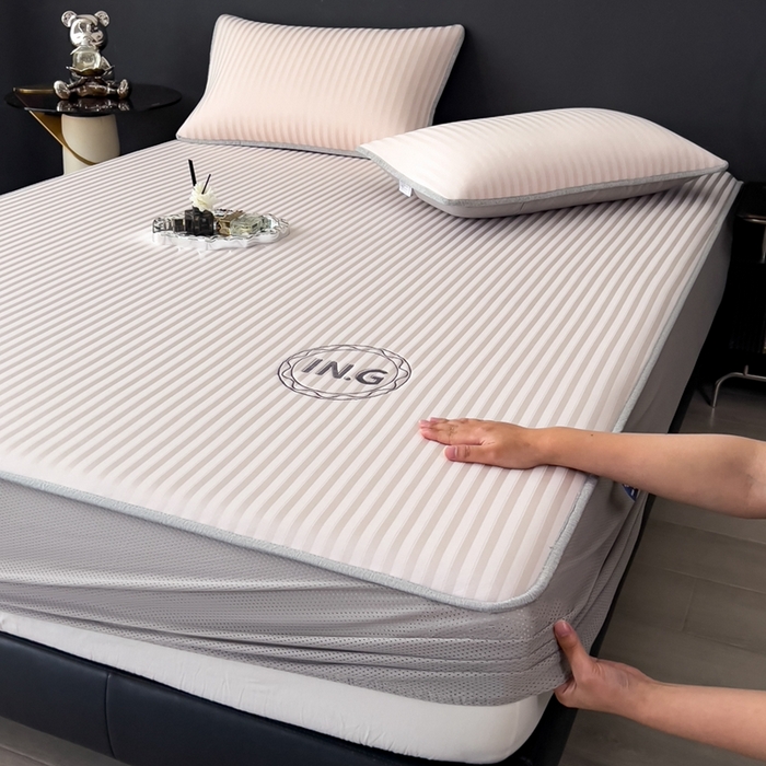 91家纺网 家纺一手货源 找家纺 印季家纺 2026新款刺绣冰感条纹全锦凉席席子三件套 冰莓粉-床笠款