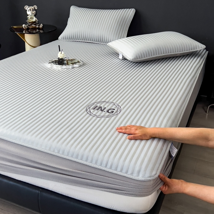 91家纺网 家纺一手货源 找家纺 印季家纺 2026新款刺绣冰感条纹全锦凉席席子三件套 冰烟灰-床笠款