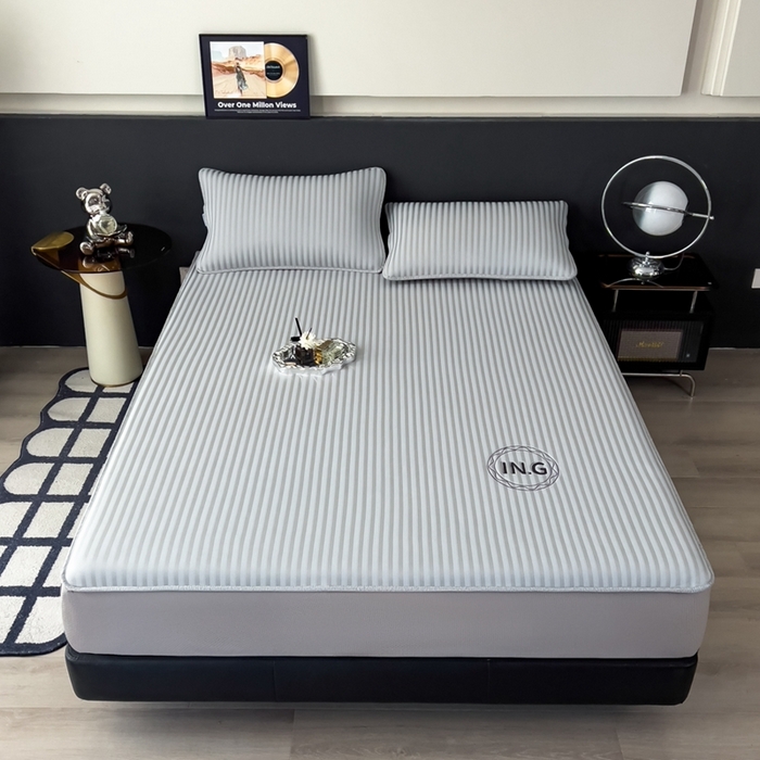 91家纺网 家纺一手货源 找家纺 印季家纺 2026新款刺绣冰感条纹全锦凉席席子三件套 冰烟灰-床笠款