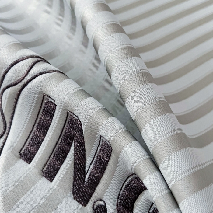 91家纺网 家纺一手货源 找家纺 印季家纺 2026新款刺绣冰感条纹全锦凉席席子三件套 冰烟灰-平铺款