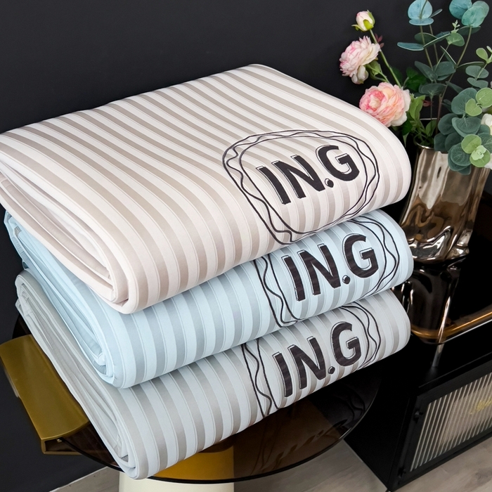 91家纺网 家纺一手货源 找家纺 印季家纺 2026新款刺绣冰感条纹全锦凉席席子三件套 组合图仅供展示不可下单