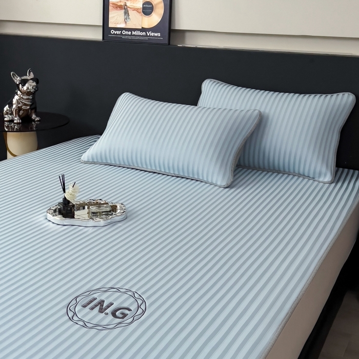 91家纺网 家纺一手货源 找家纺 印季家纺 2026新款刺绣冰感条纹全锦凉席席子三件套 冰川蓝-平铺款