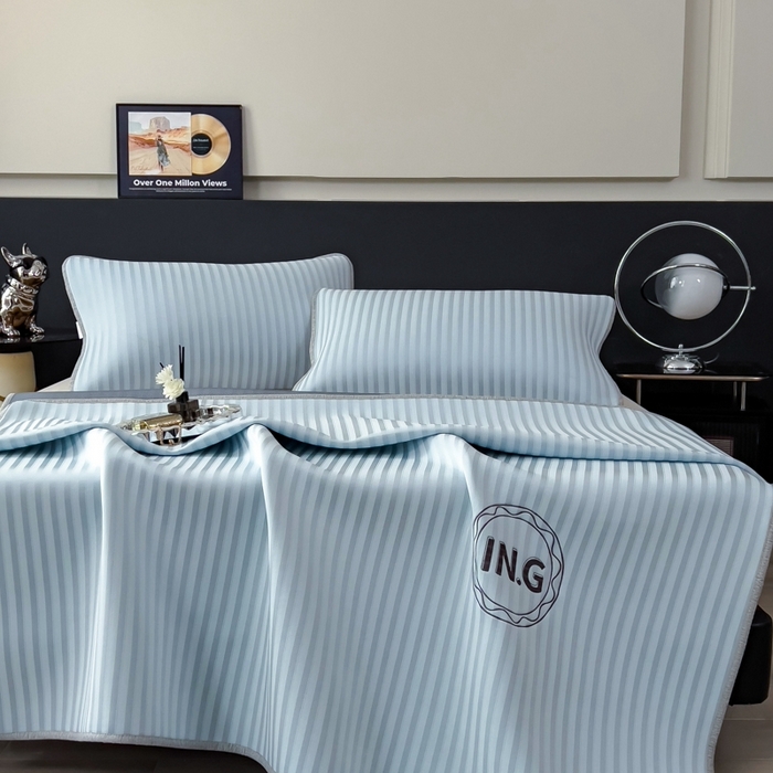 91家纺网 家纺一手货源 找家纺 印季家纺 2026新款刺绣冰感条纹全锦凉席席子三件套 冰川蓝-平铺款