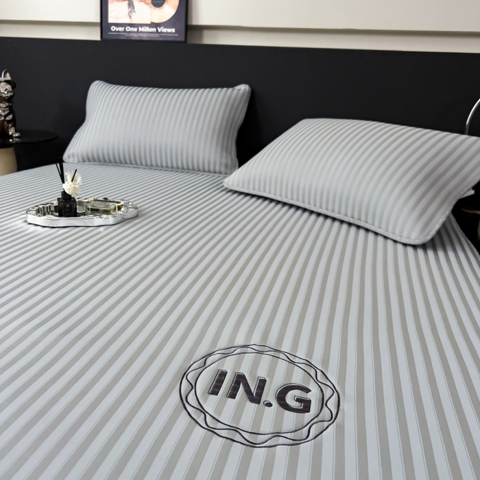 91家纺网 家纺一手货源 找家纺 印季家纺 2026新款刺绣冰感条纹全锦凉席席子三件套 冰烟灰-平铺款