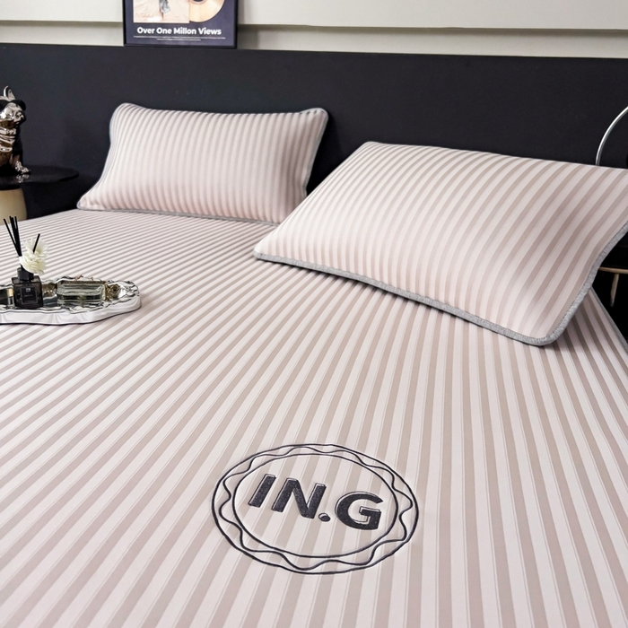 91家纺网 家纺一手货源 找家纺 印季家纺 2026新款刺绣冰感条纹全锦凉席席子三件套 冰莓粉-平铺款