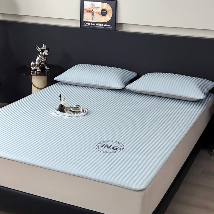 91家纺网 家纺一手货源 找家纺 印季家纺 2026新款刺绣冰感条纹全锦凉席席子三件套 冰川蓝-平铺款