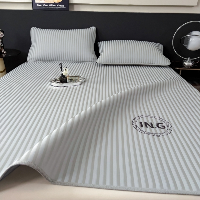 91家纺网 家纺一手货源 找家纺 印季家纺 2026新款刺绣冰感条纹全锦凉席席子三件套 冰烟灰-平铺款