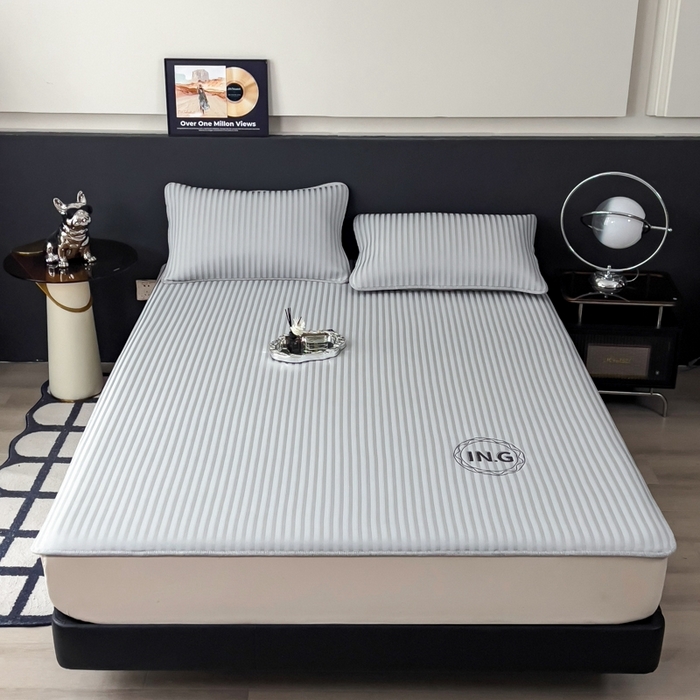 91家纺网 家纺一手货源 找家纺 印季家纺 2026新款刺绣冰感条纹全锦凉席席子三件套 冰烟灰-平铺款