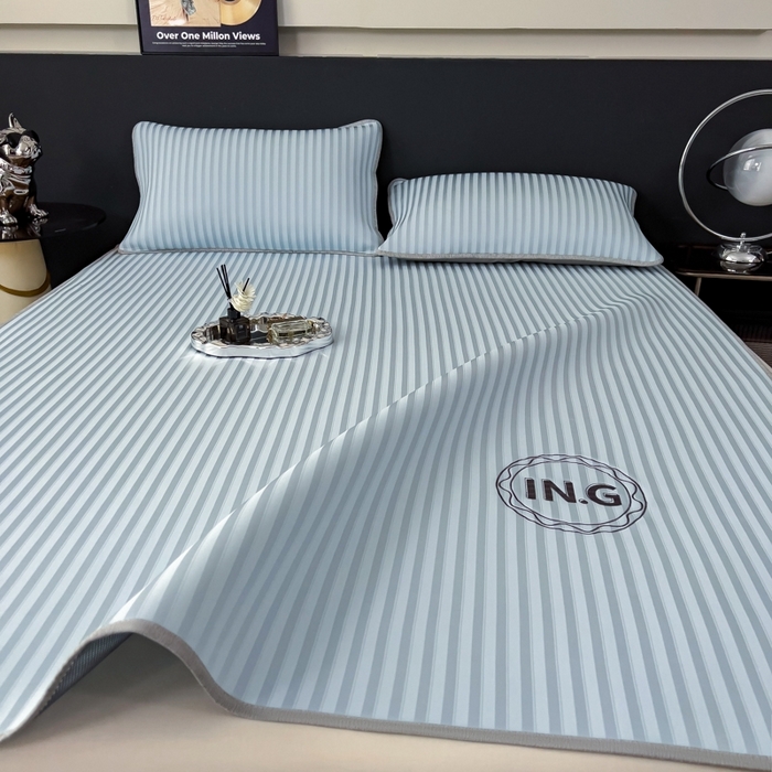 91家纺网 家纺一手货源 找家纺 印季家纺 2026新款刺绣冰感条纹全锦凉席席子三件套 冰川蓝-平铺款