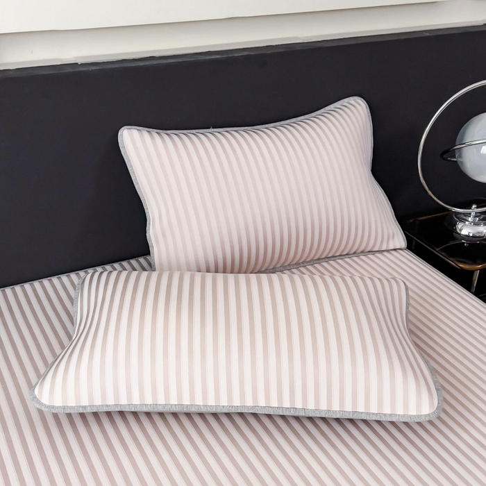 91家纺网 家纺一手货源 找家纺 印季家纺 2026新款刺绣冰感条纹全锦凉席席子三件套 冰莓粉-平铺款