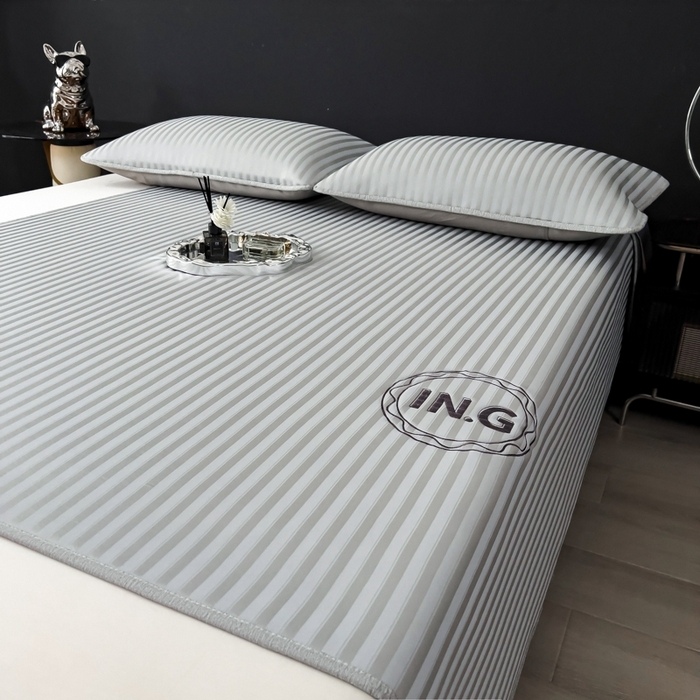 91家纺网 家纺一手货源 找家纺 印季家纺 2026新款刺绣冰感条纹全锦凉席席子三件套 冰烟灰-平铺款