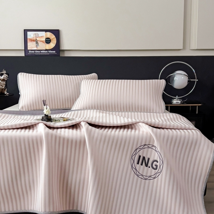 91家纺网 家纺一手货源 找家纺 印季家纺 2026新款刺绣冰感条纹全锦凉席席子三件套 冰莓粉-平铺款