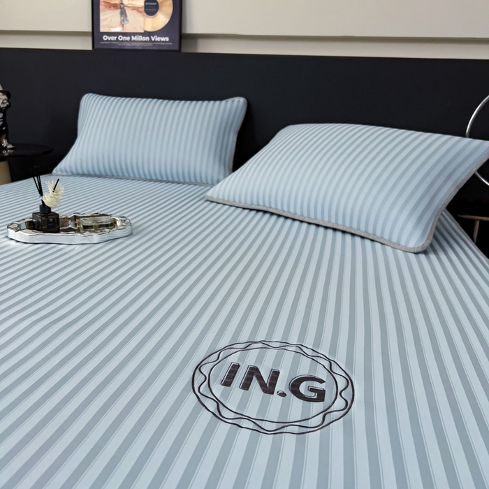 91家纺网 家纺一手货源 找家纺 印季家纺 2026新款刺绣冰感条纹全锦凉席席子三件套 冰川蓝-平铺款